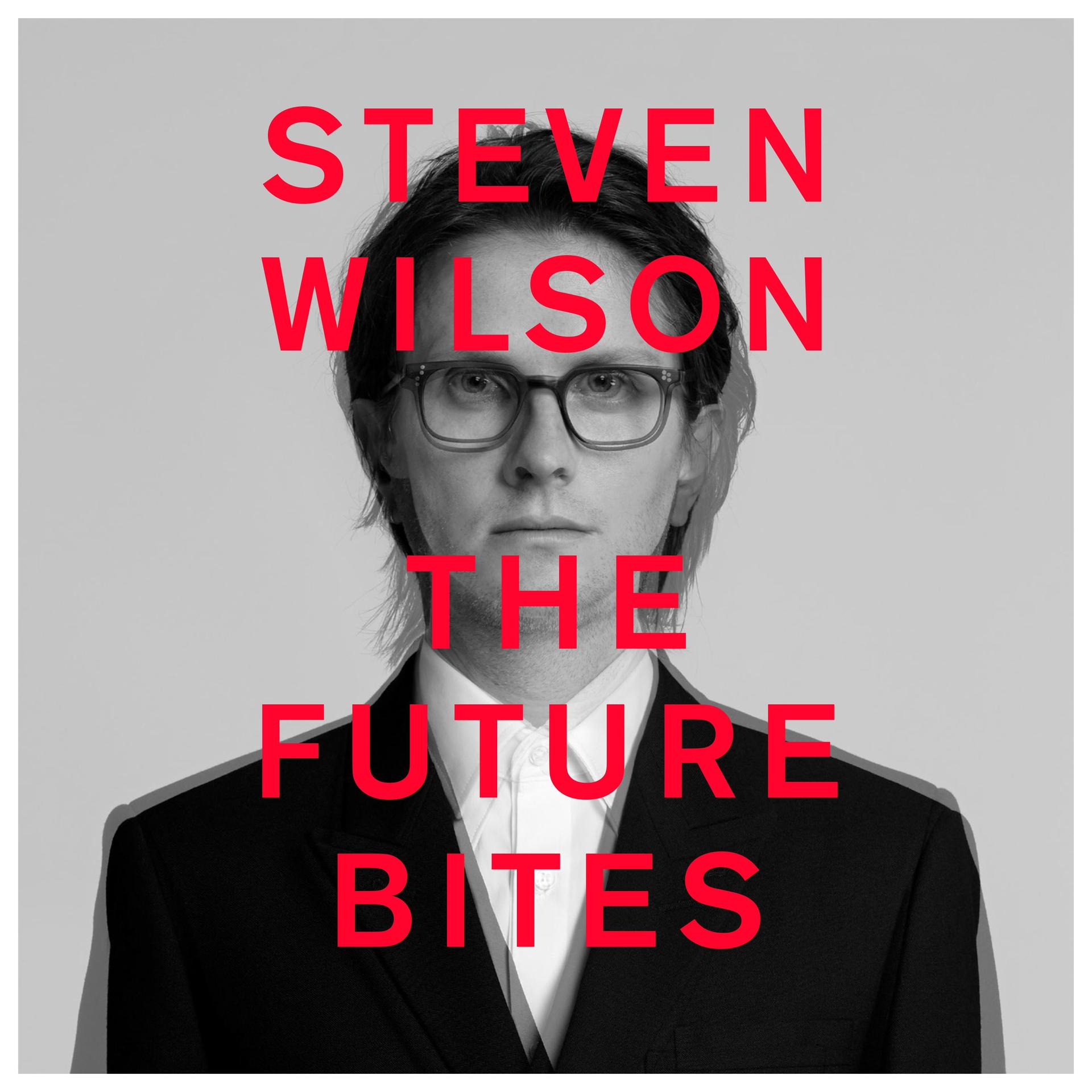 Pochette de l'album: Steven Wilson, costume noir, lunettes, sur fond gris, texte rouge: Steven Wilson, The Future Bites.