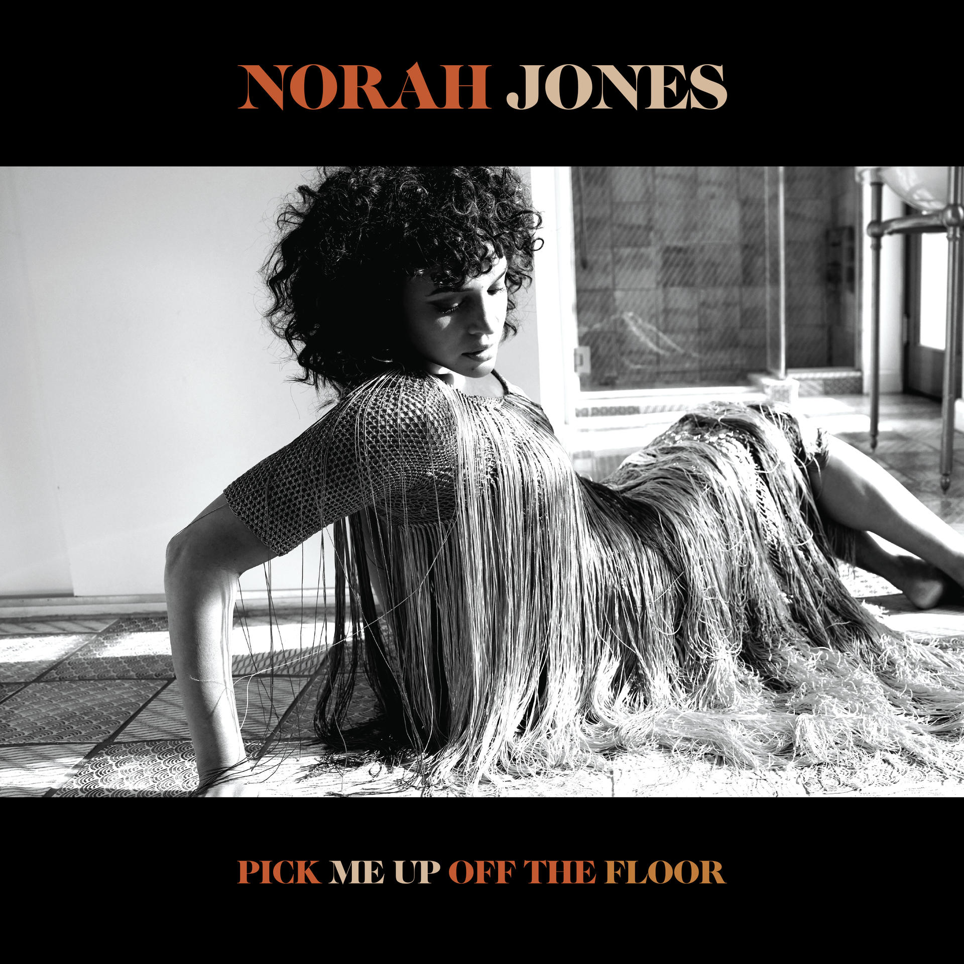 Norah Jones album borítója, fekete-fehér, Norah fekszik.