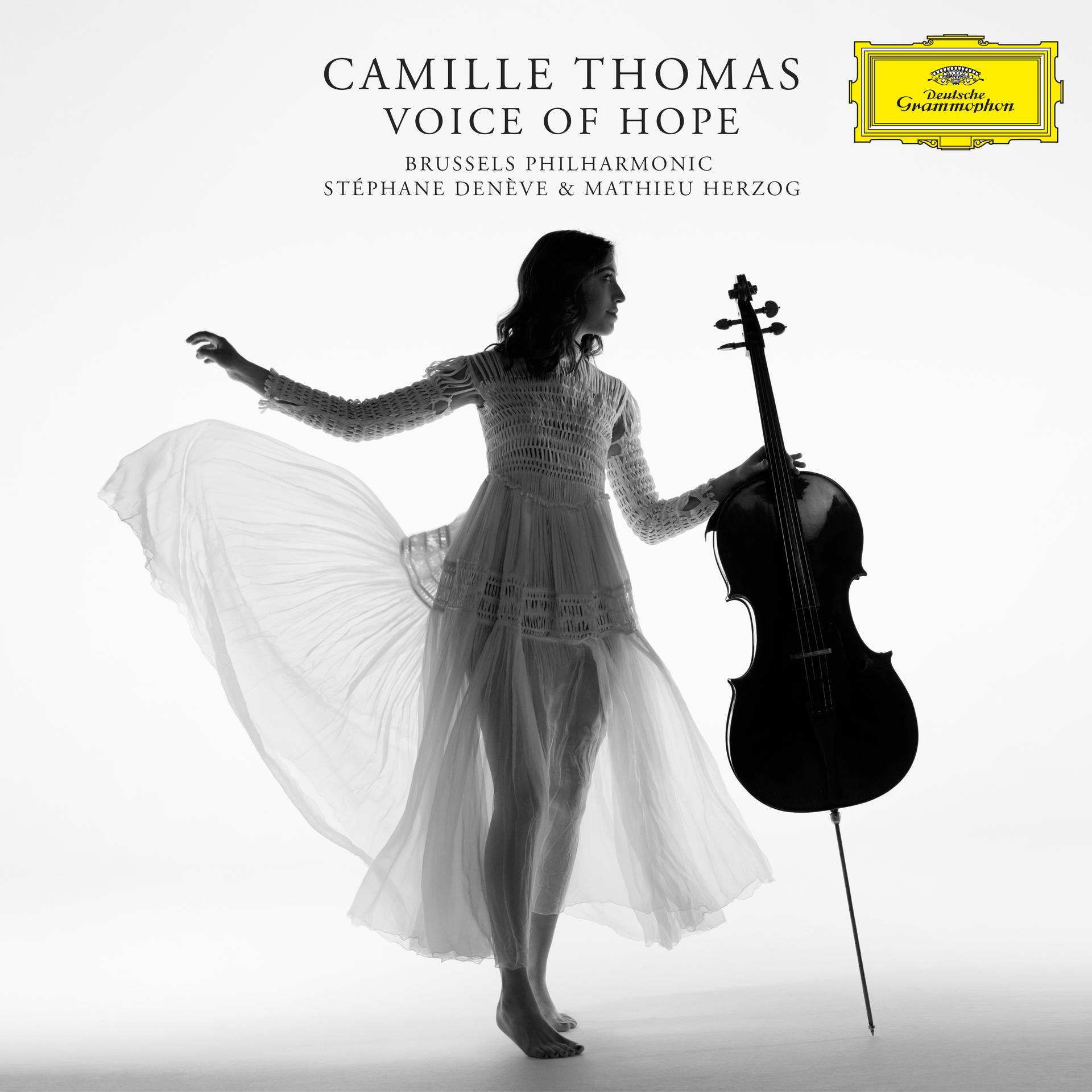 Pochette de l'album de Camille Thomas. Femme avec violoncelle en robe blanche, sur fond blanc.