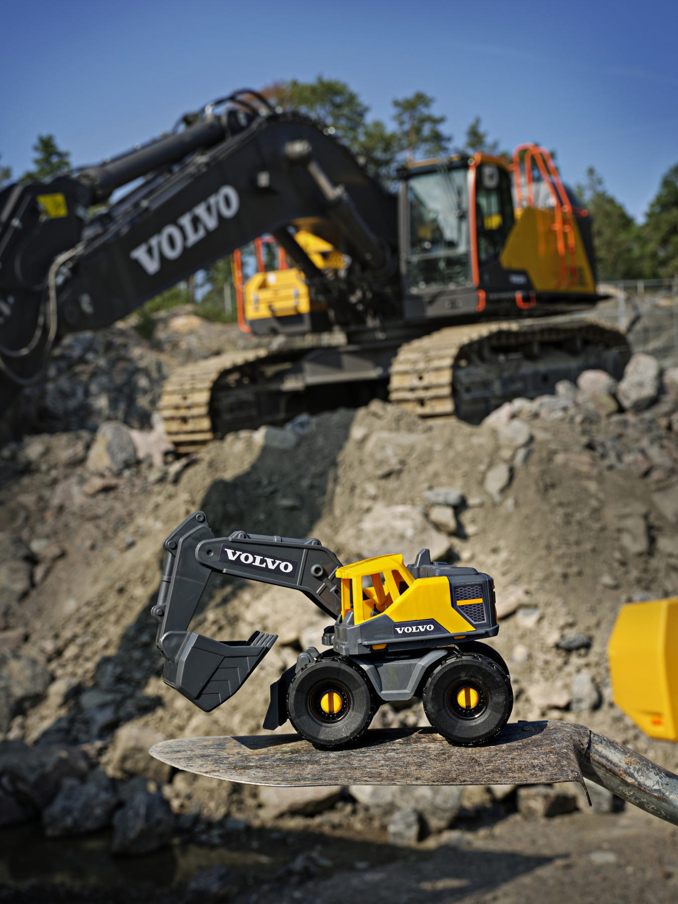 Spielzeugbagger Volvo mit Länge: Gelb/Grau 26 cm Excavator, DICKIE-TOYS On-site Freilauf, Spielzeugauto