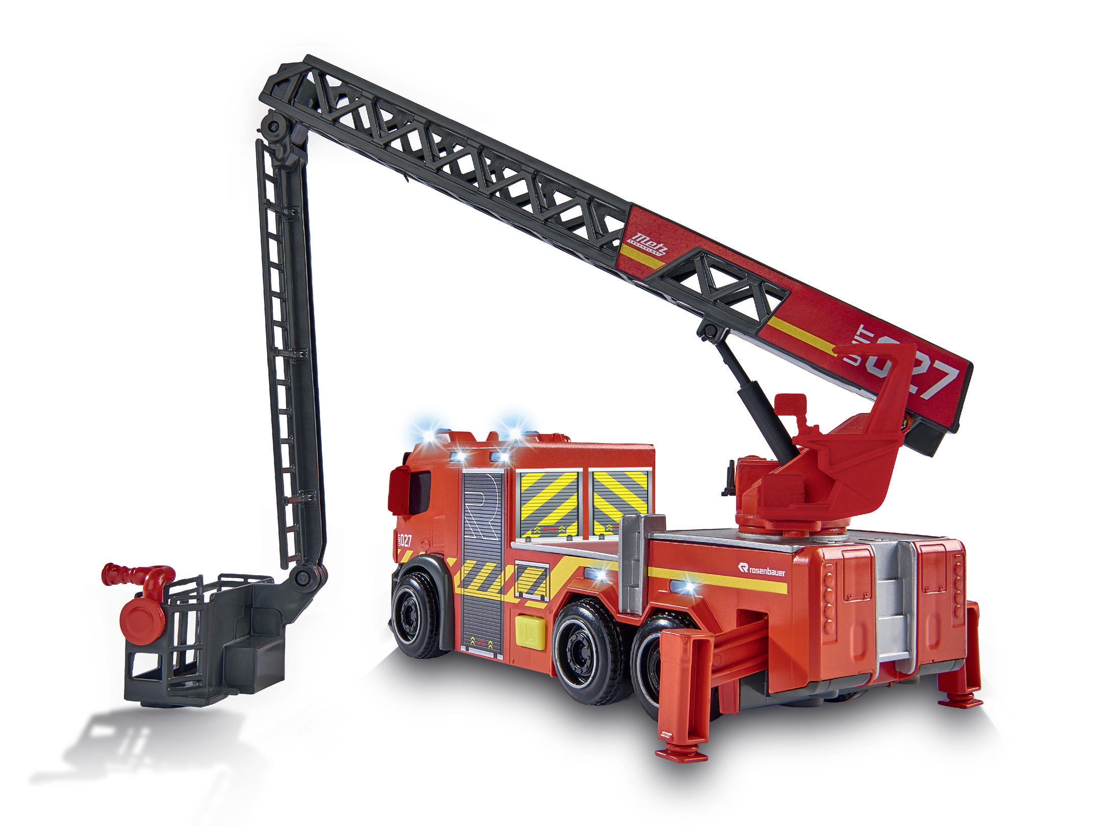 Roter Spielzeug-Feuerwehrwagen mit ausgefahrener Leiter, Blinklichtern und schwarzen Reifen auf weißem Hintergrund.