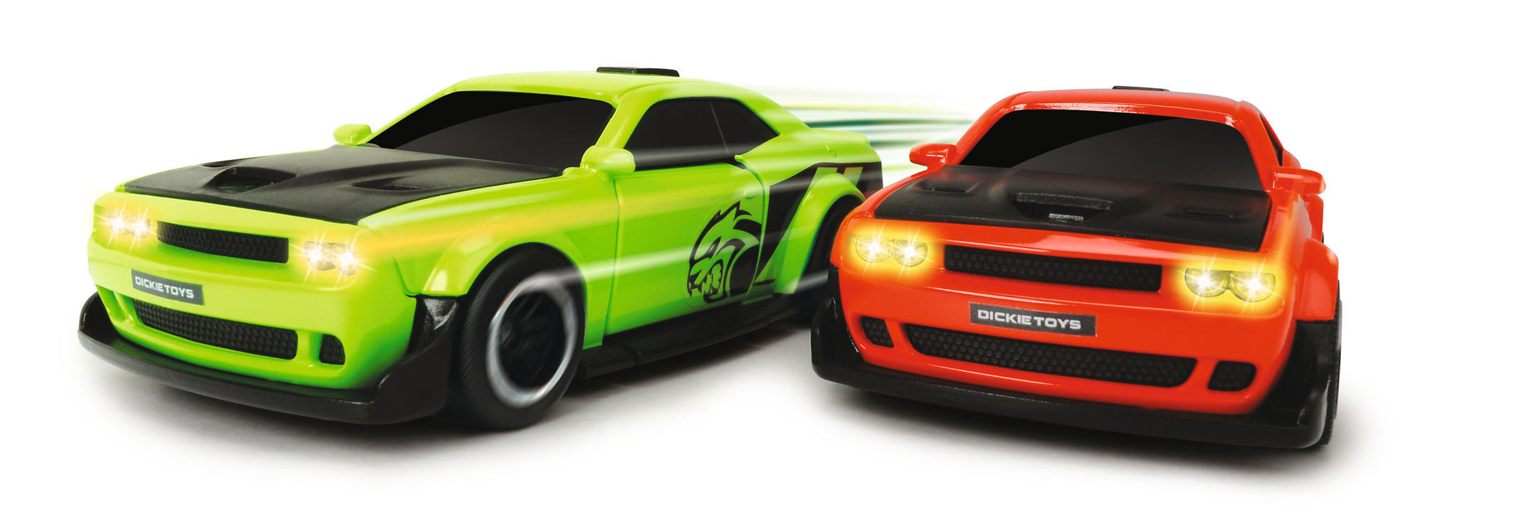 Zwei Spielzeugautos, grün und rot, mit eingeschalteten Scheinwerfern, die rasen. Das grüne Auto hat eine schwarze Motorhaube und ein Logo.