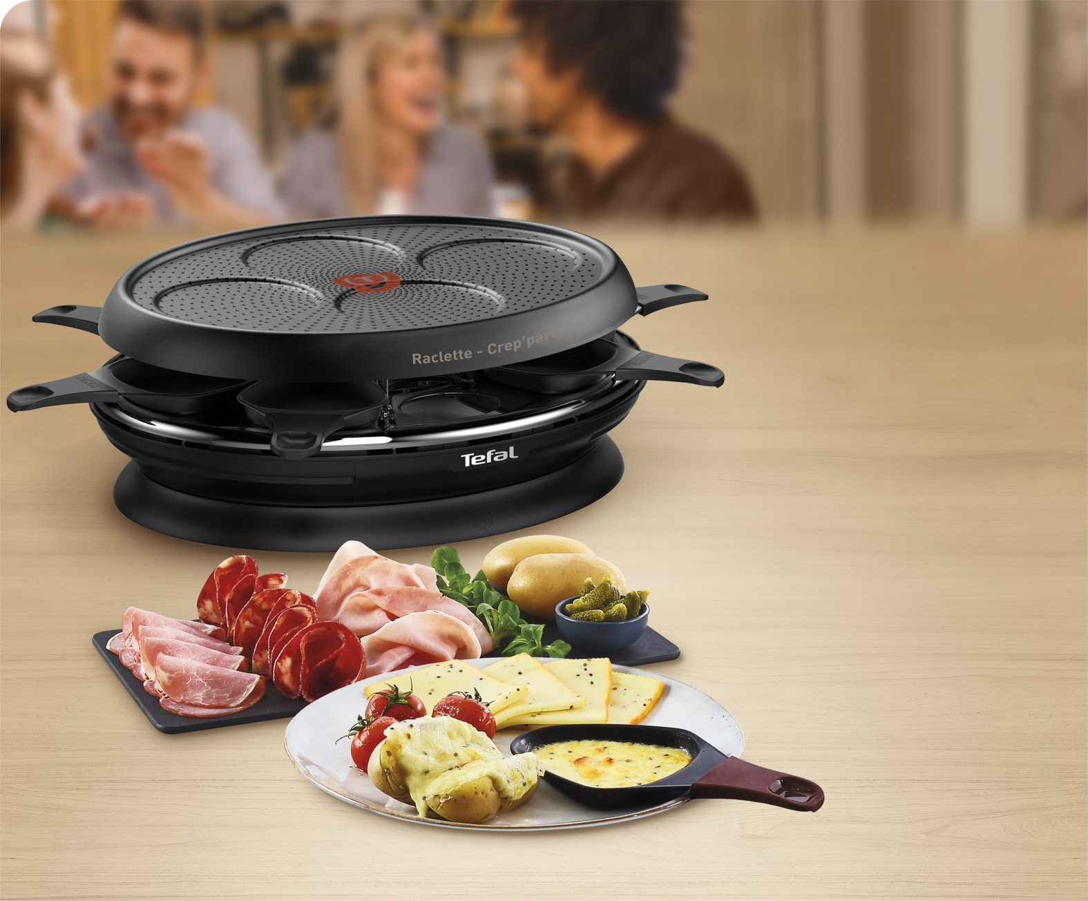 Un grill à raclette et crêpes noir avec de la nourriture. Les personnes sont floues en arrière-plan.