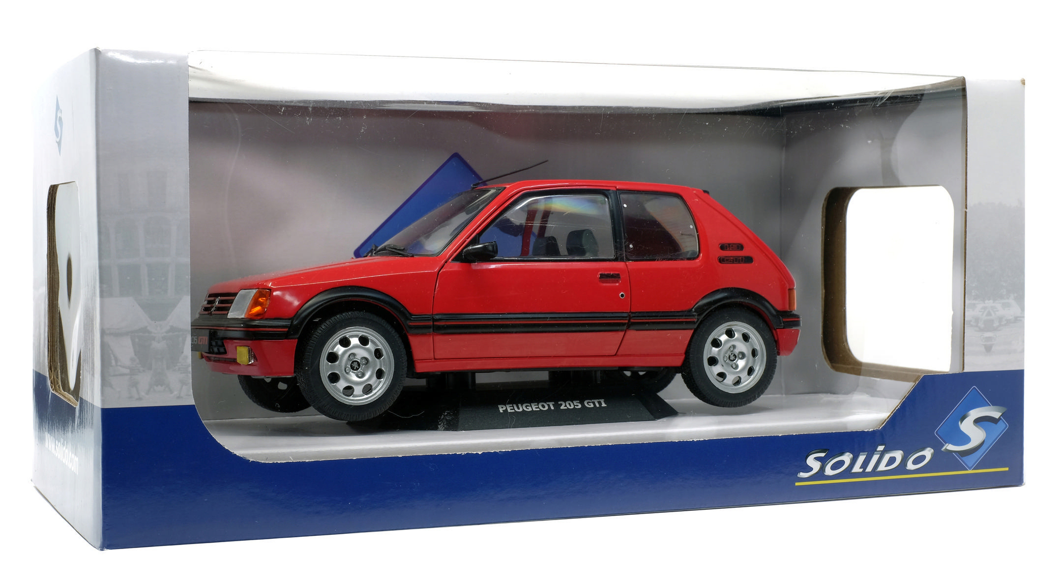 Ein rotes Peugeot 205 GTI Modellauto in einer durchsichtigen Plastikbox. Es ist ein Spielzeugauto.