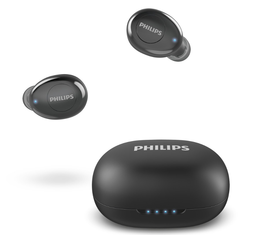 Beyaz arka plan üzerinde şarj kutusu ile siyah Philips kablosuz kulaklıklar.