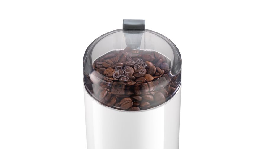 Un molinillo de café con granos de café dentro, mirando a la cámara.