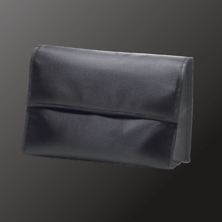 Schwarze, rechteckige Tasche mit Klappe auf grauem Hintergrund.