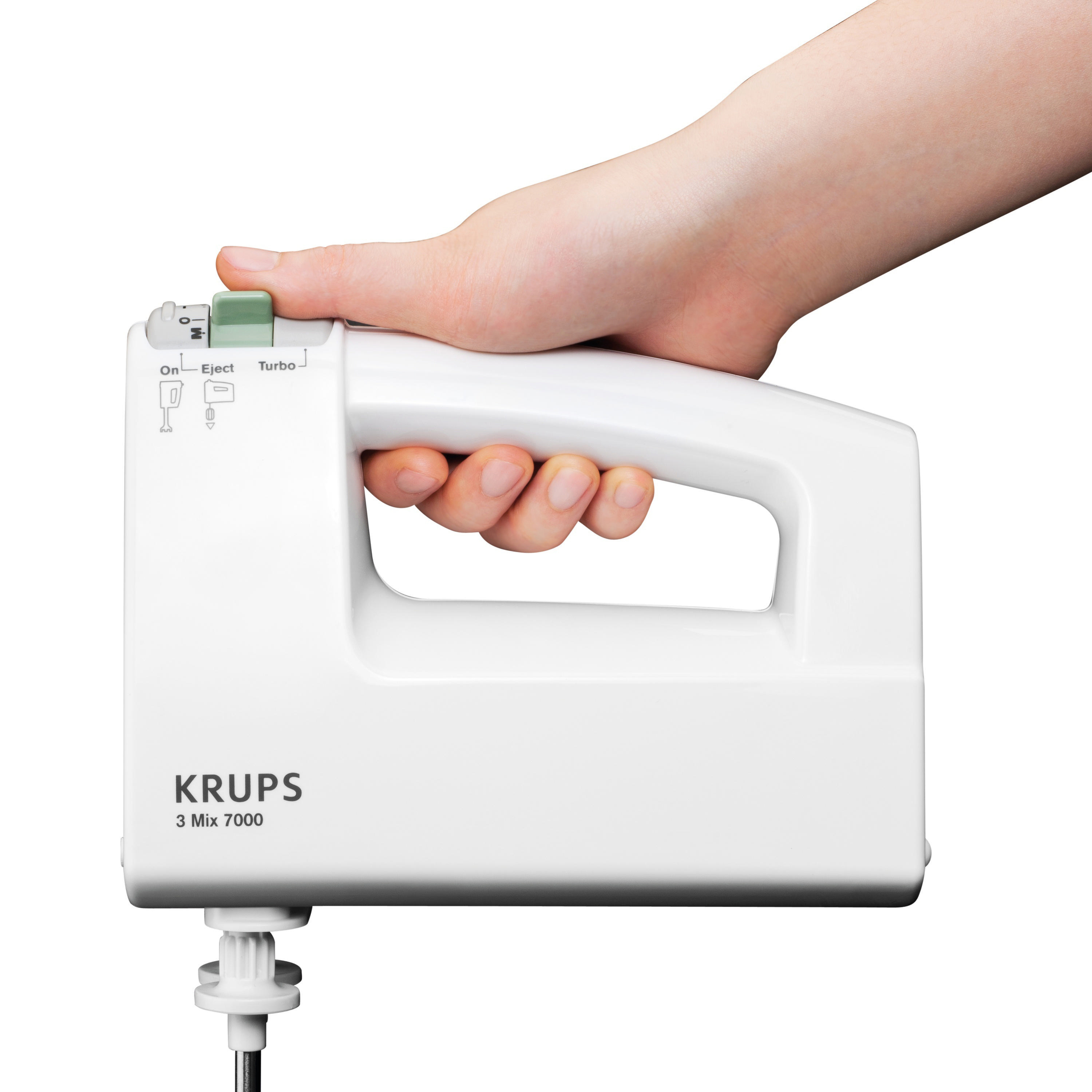 Ein weißer Handmixer, gehalten von einer Hand. Ein/Aus, Auswerfen und Turbo-Einstellungen sind sichtbar.