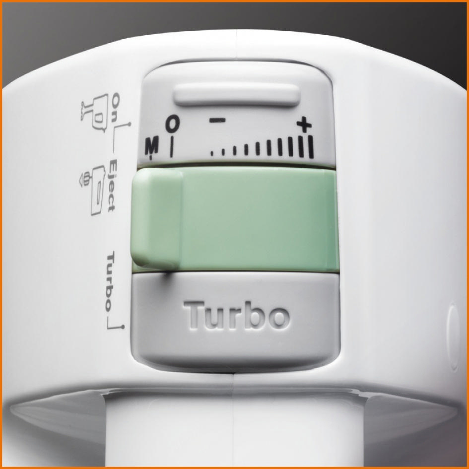 Nahaufnahme eines weißen Gerätebedienfelds mit dem Wort "Turbo". Es gibt Knöpfe und ein Rad.