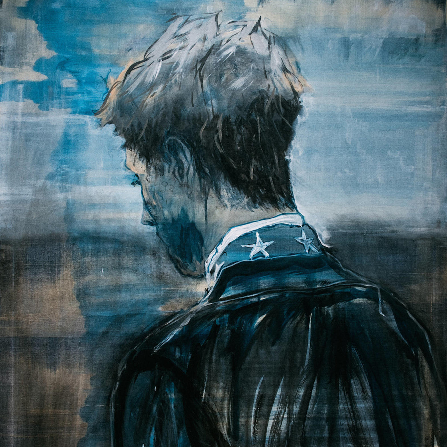 Peinture d'un homme de dos, en veste sombre, regardant vers le bas, avec un fond bleu et gris.