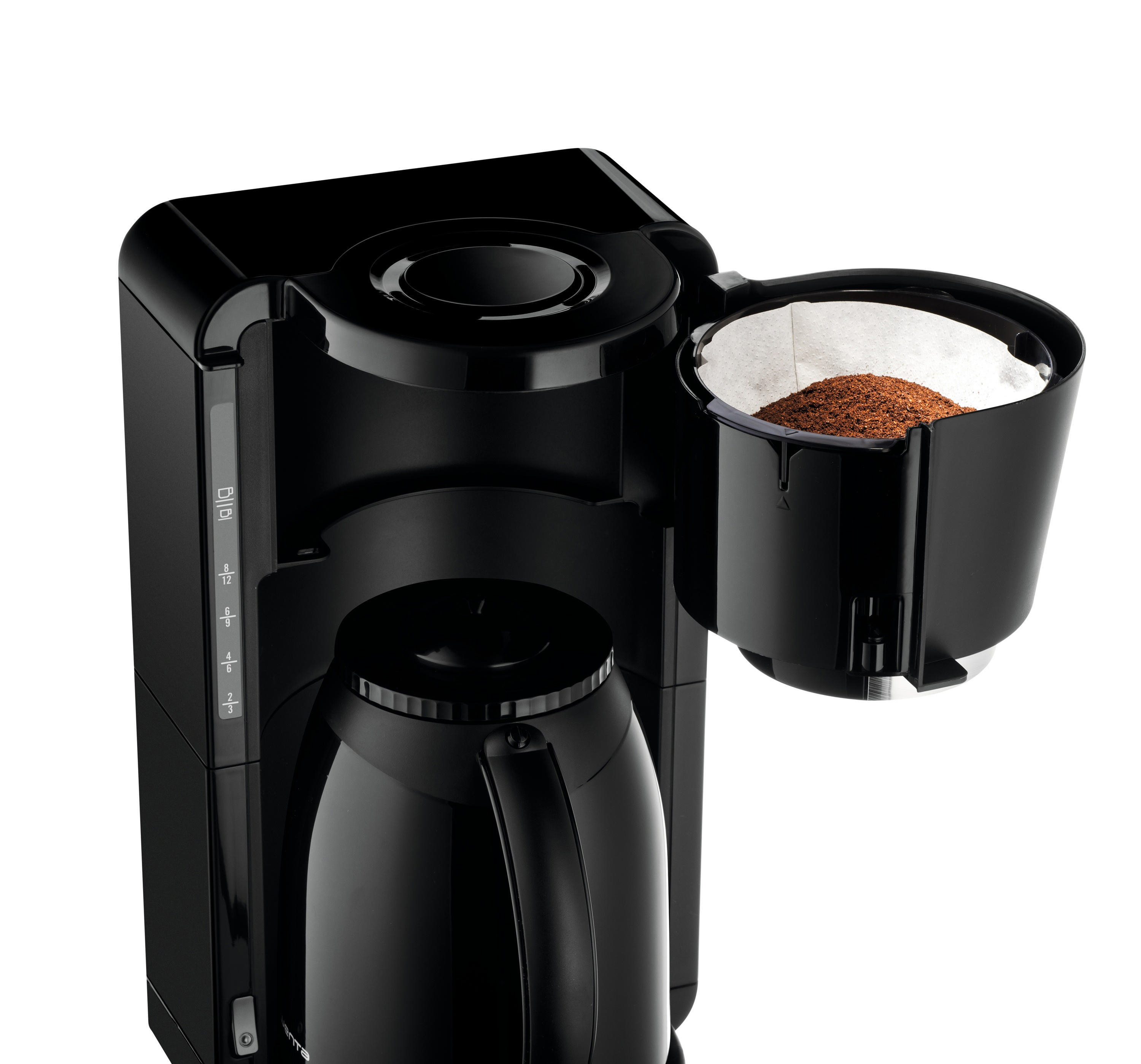 Nahaufnahme einer schwarzen Kaffeemaschine mit Filterkorb mit Kaffeepulver.