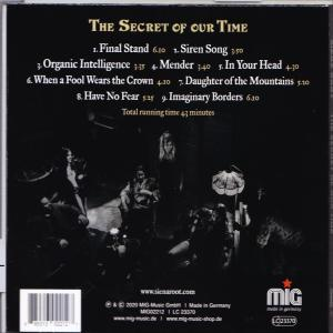 Rückseite der CD mit Titelliste und einem Bandfoto im Hintergrund.