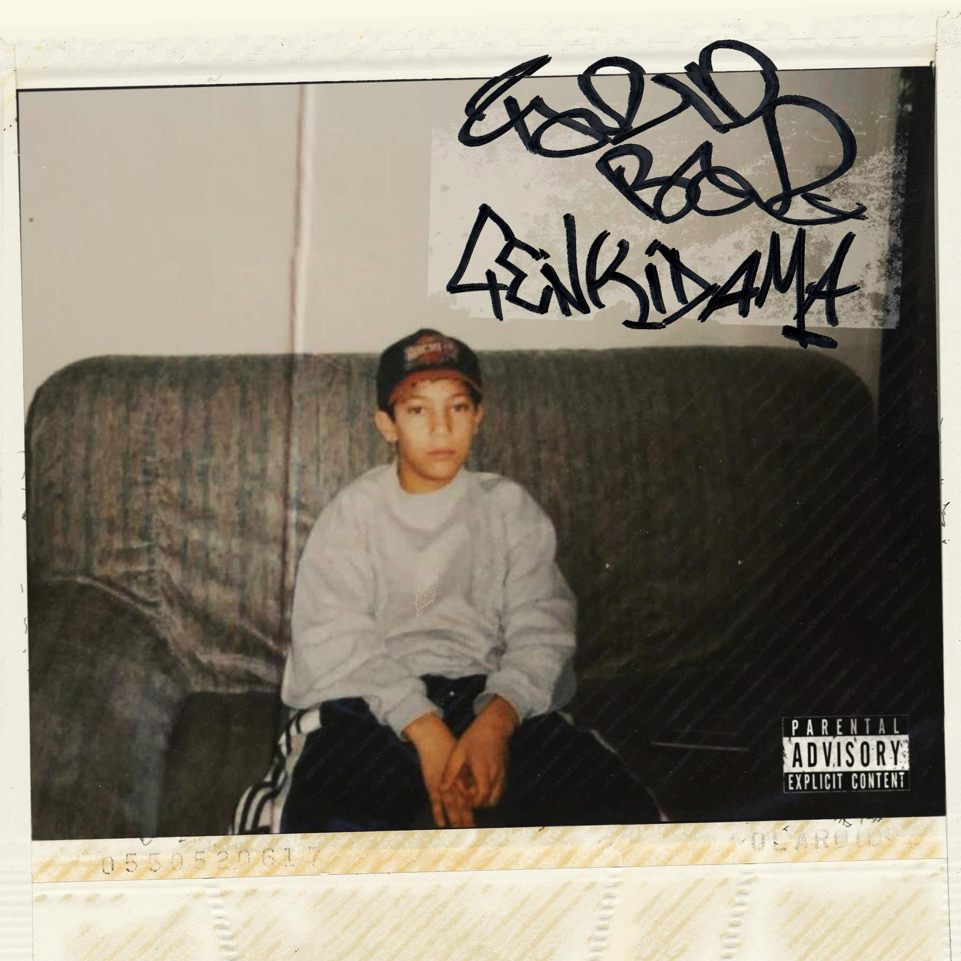 Ein junger Junge sitzt mit einer Mütze auf einem Sofa. Text: The Good Bad, Senkidama und Parental Advisory.