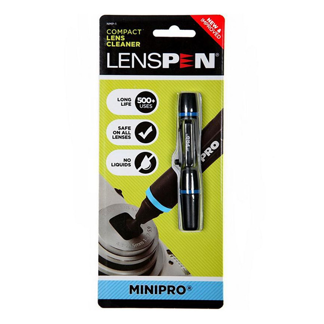 Egy LensPen MiniPro termékcsomag. Tartalmaz egy fekete-kék lencsetisztító tollat, szöveges címkéket, valamint egy kék-fehér csíkos alapot.