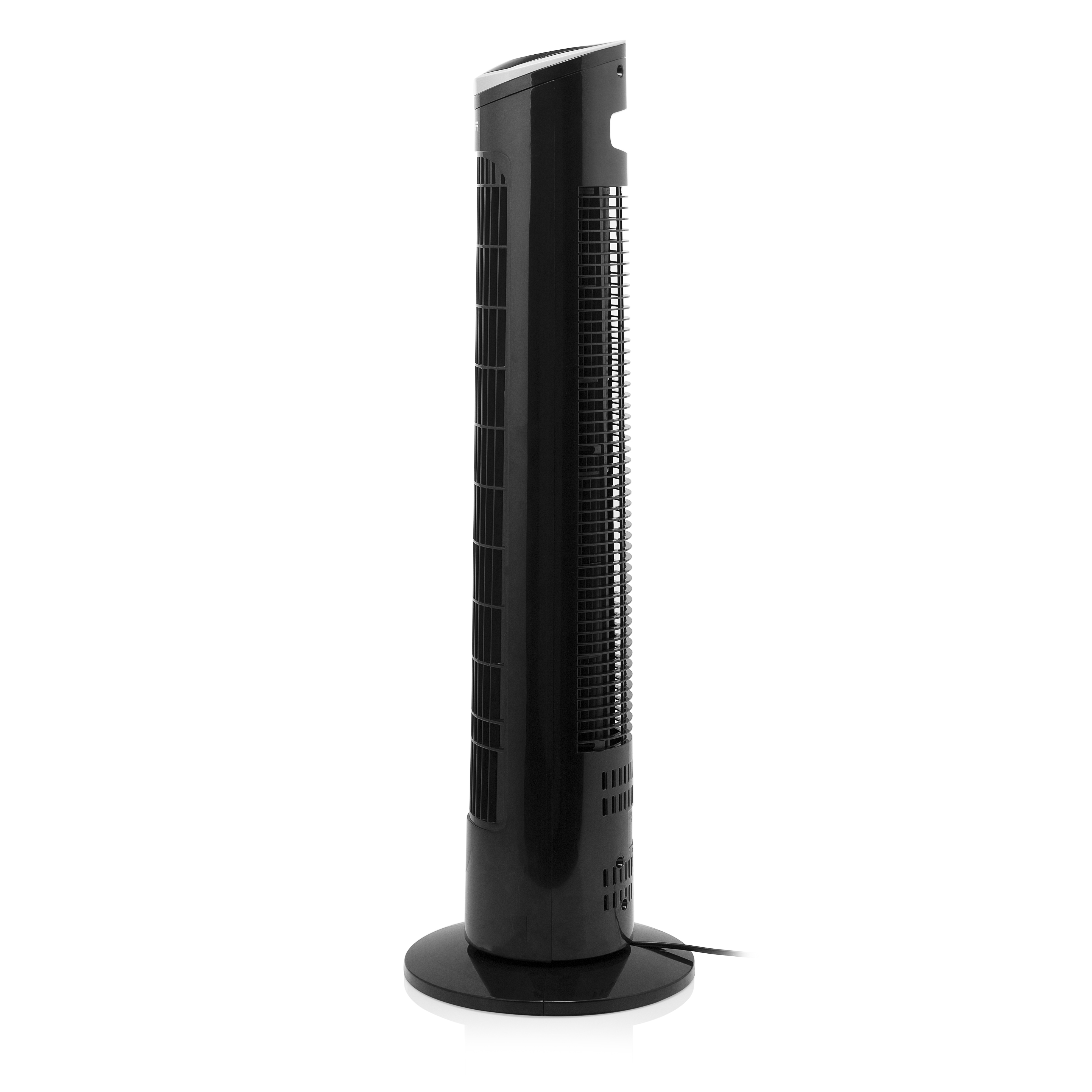 Schwarzer Turmventilator, der aufrecht vor weißem Hintergrund steht.