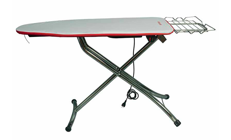 Een strijkplank met een witte en rode hoes, metalen poten en een draadrek. Geïsoleerd op wit.