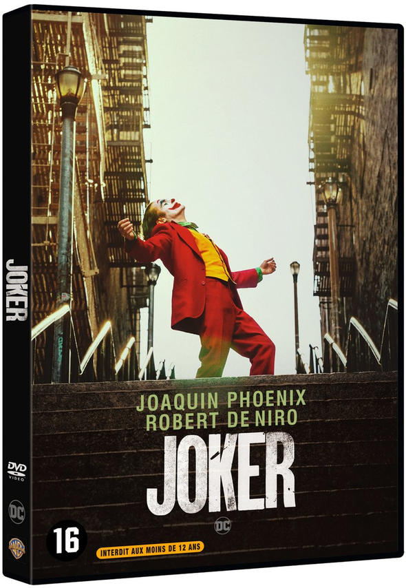 Joker film DVD-hoes. Joker in rood pak staat op trappen. Namen van Joaquin Phoenix en Robert De Niro.