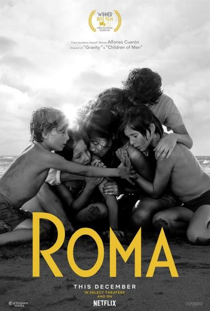 Roma filmposter. Kinderen die elkaar omarmen op een strand, met filmtitel en tekst onderaan.