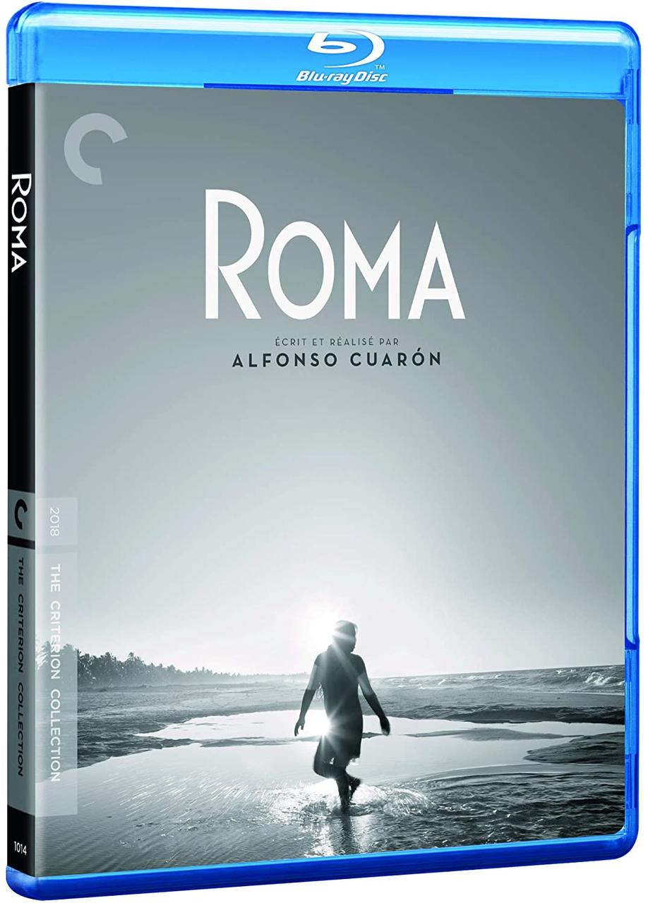 Blu-ray box van de film 'Roma'. Toont een persoon die in het water loopt.