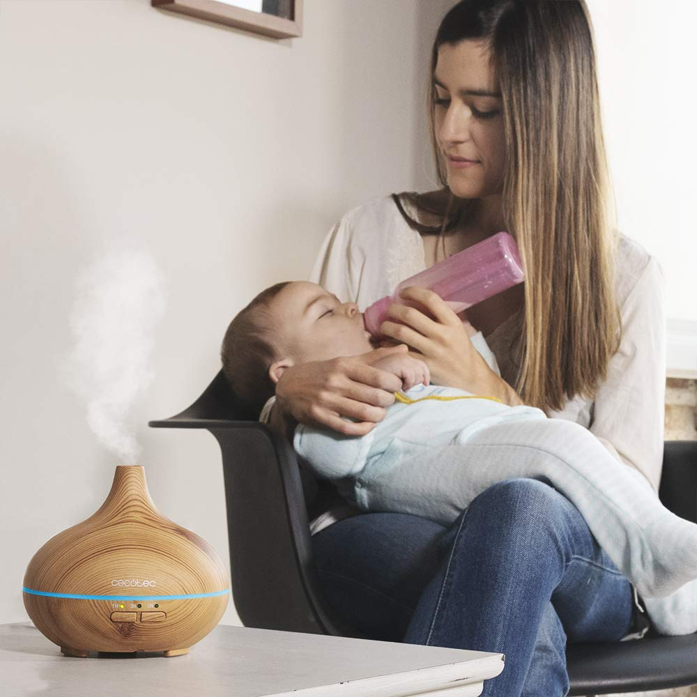 Mujer alimentando a un bebé con biberón.
