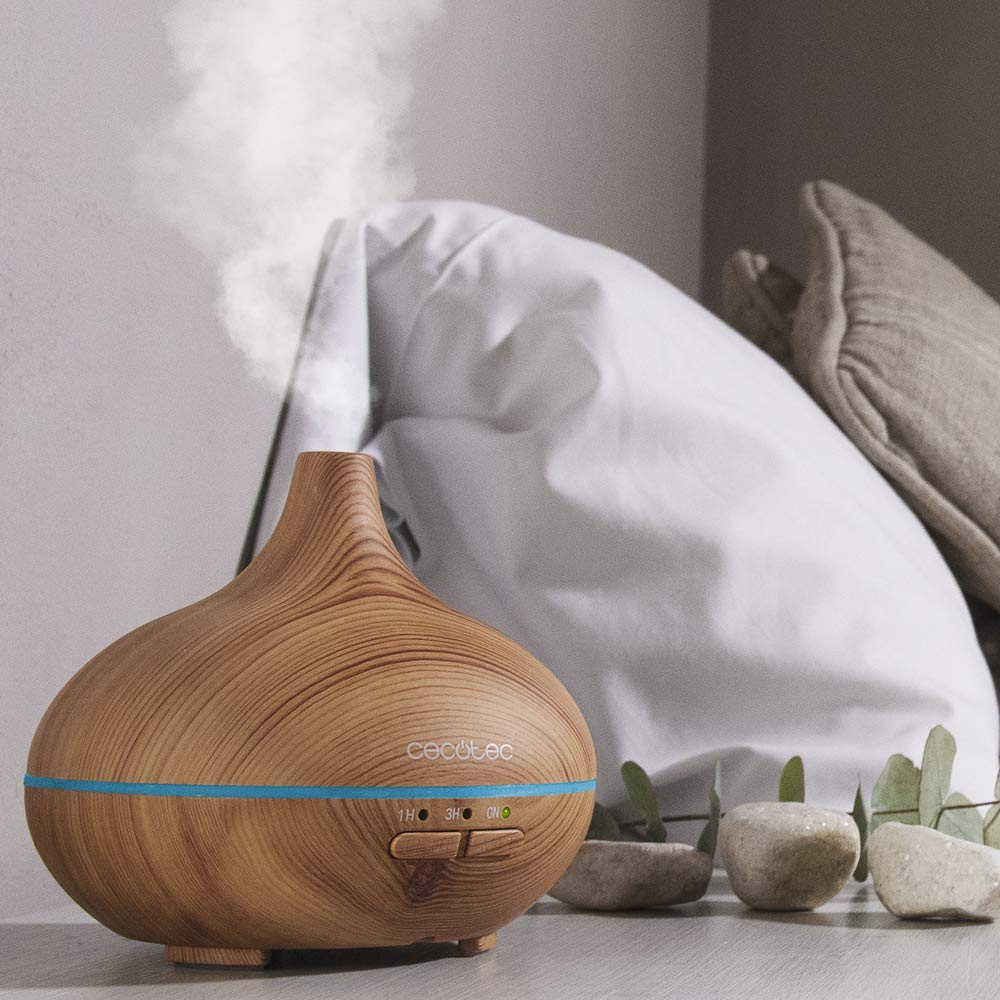 Un difusor de aire de aspecto de madera marrón con una línea azul y botones, sale humo.