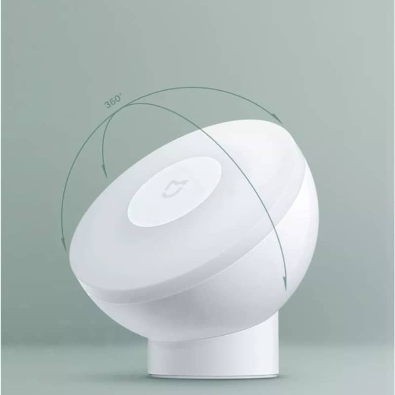 Una lámpara inteligente blanca con flechas curvas que muestran 360 grados.