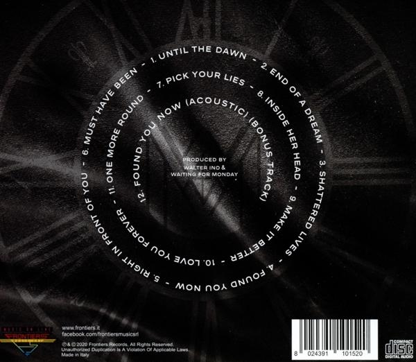 CD-Cover mit Uhrdesign und Text in kreisförmigem Muster, Auflistung der Songtitel.