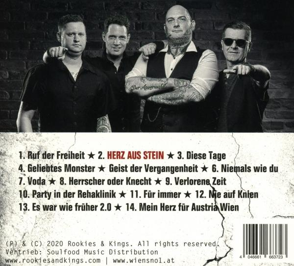 Vier Männer stehen zusammen, Arme umeinander. Albumcover mit Text.