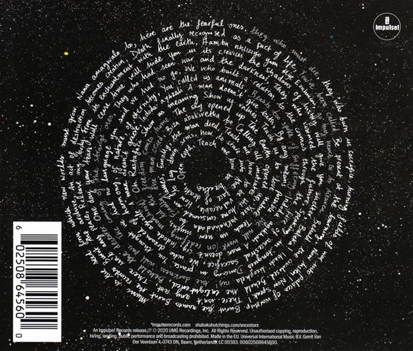 Ein schwarzer Hintergrund mit einer Spirale aus weißem Text und einem Barcode links.