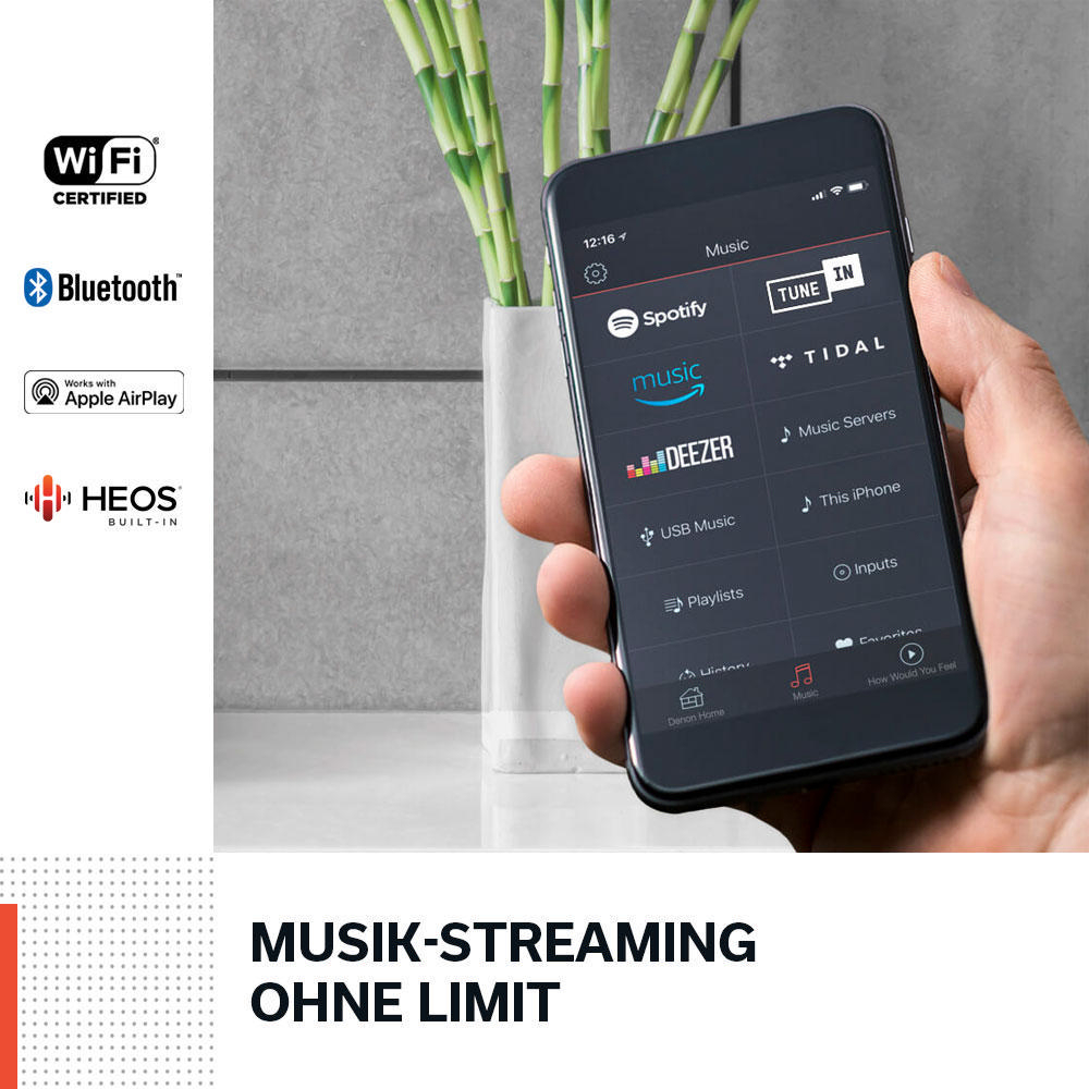 Hand mit Smartphone und geöffneter Musik-App. Wi-Fi-, Bluetooth- und HEOS-Logos sichtbar.