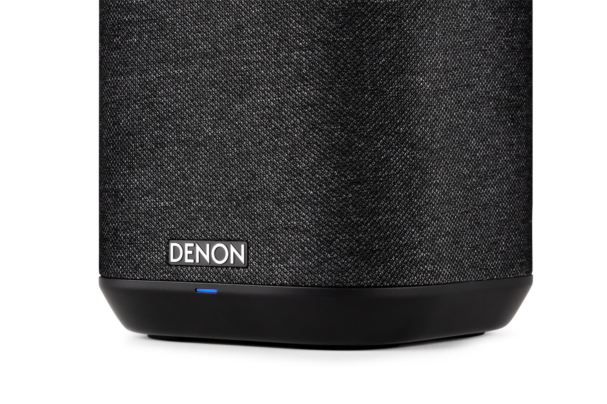 Nahaufnahme eines schwarzen Lautsprechers. Das Denon-Logo ist unten vorne sichtbar.