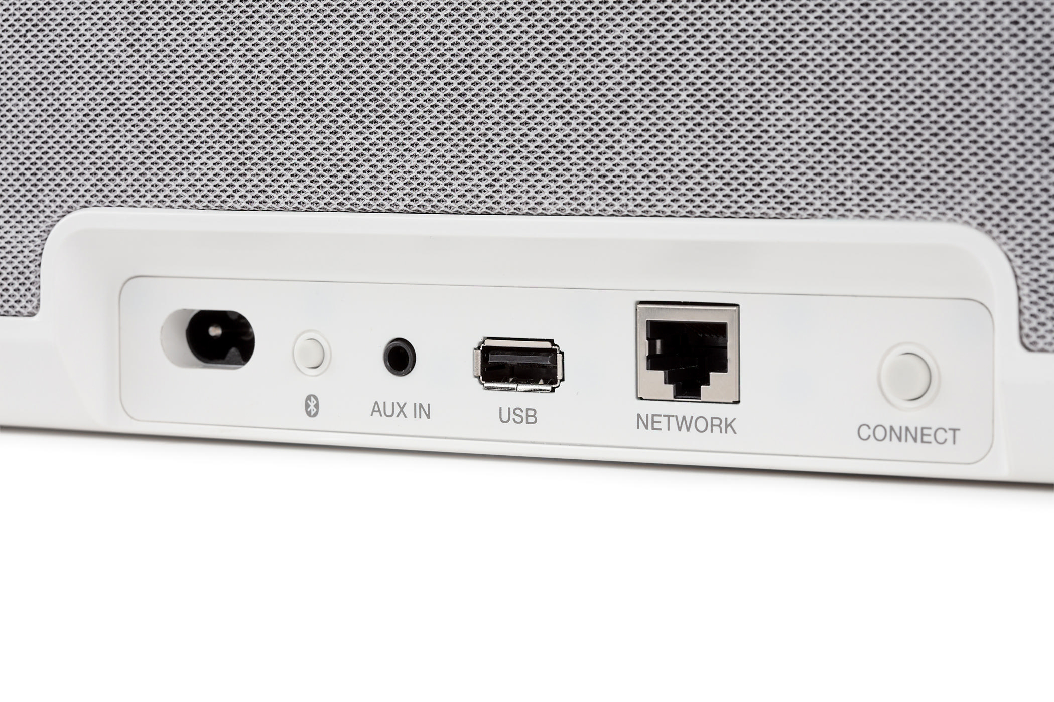 Nahaufnahme der Rückseite eines weißen Lautsprechers. Anschlüsse: Strom, BT, Aux, USB, Netzwerk und Connect.
