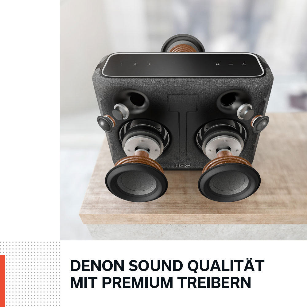 Lautsprecher mit zwei sichtbaren Lautsprechern. Denon-Logo. Braune und silberne Lautsprecher.