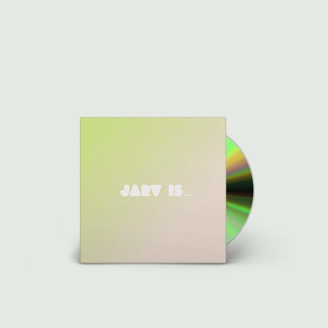 Eine CD in einer quadratischen Hülle. Die Hülle hat einen Farbverlauf von Grün nach Weiß.