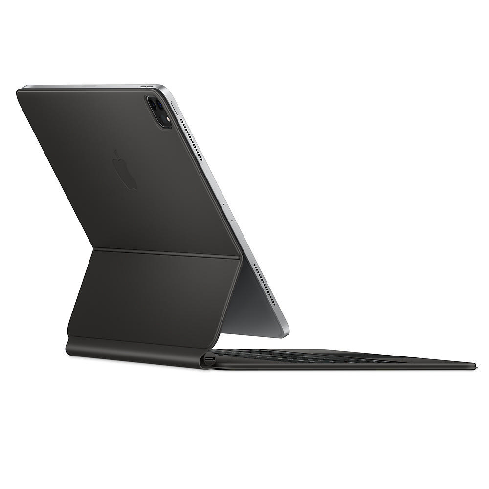 Ein schwarzes Tablet mit angeschlossener Tastatur ist auf weißem Hintergrund angewinkelt.