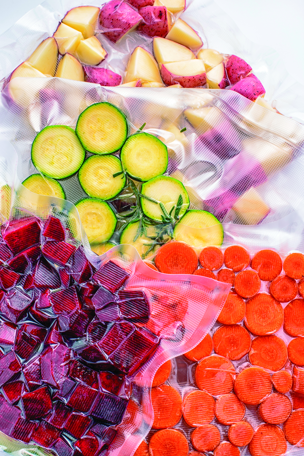 Groenten in vacuümzakken: aardappelen, courgette, bieten, wortelen.