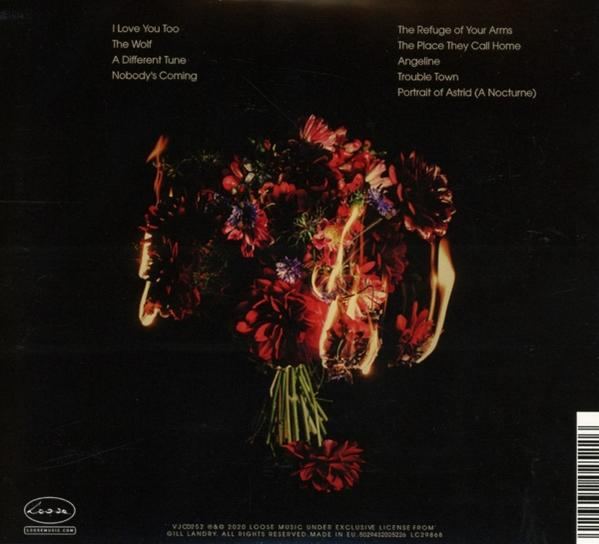 Albumcover mit brennenden Blumen. Die Texte sind auf der linken Seite des Albumcovers aufgeführt.