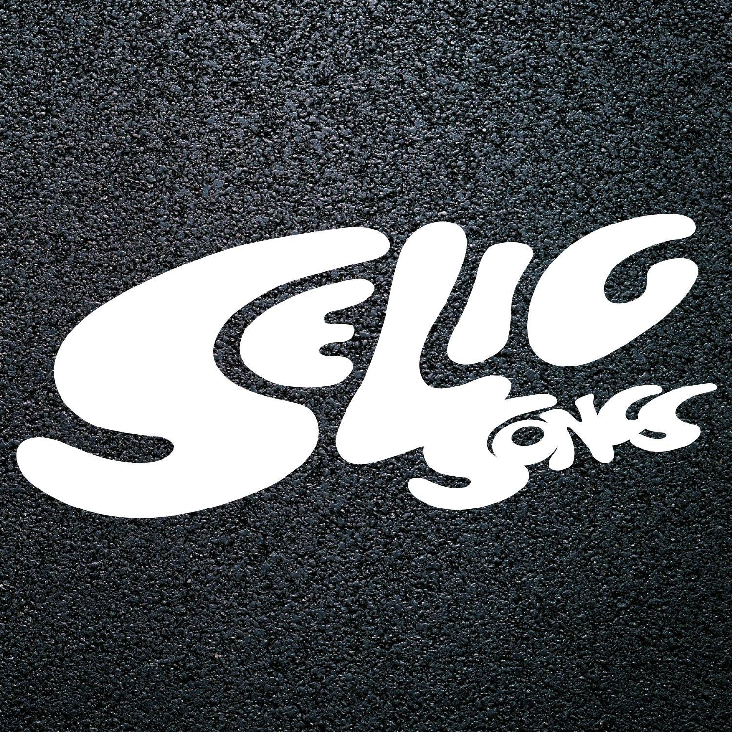 Weißes 'Sello Stones'-Logo auf dunklem, strukturiertem Hintergrund. Der Text ist stilisiert.