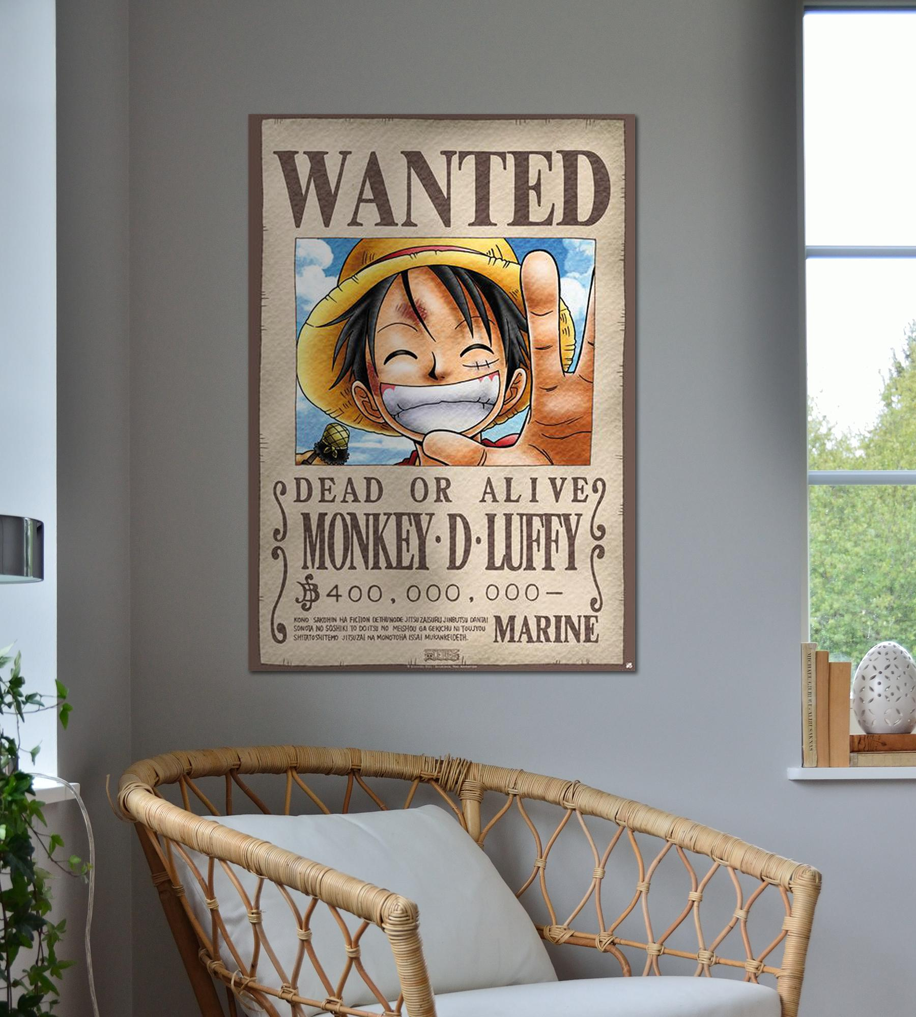 One Piece Wanted-Poster an der Wand, Luffy lächelt, Handgeste, Bambusstuhl, Fenster.