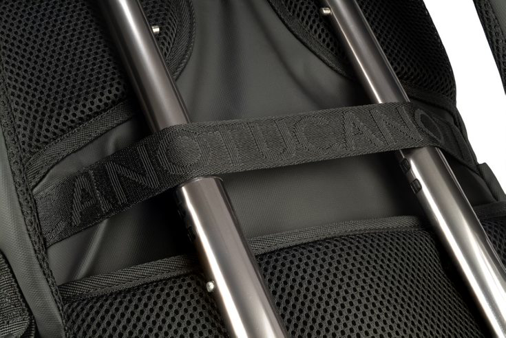 Gros plan d'un sac à dos avec des supports métalliques et une sangle avec le mot 'JAGUAR'.