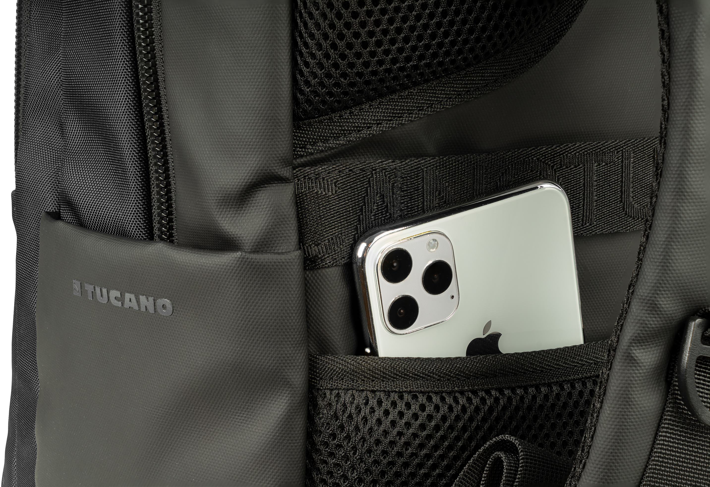 Sac à dos noir avec un téléphone dans la poche latérale. Le sac à dos porte le mot 'TUCANO'.