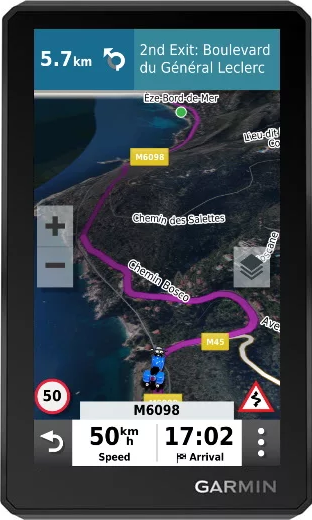 Dispositivo GPS Garmin che mostra una mappa con guida al percorso. Visualizza velocità e orario di arrivo.