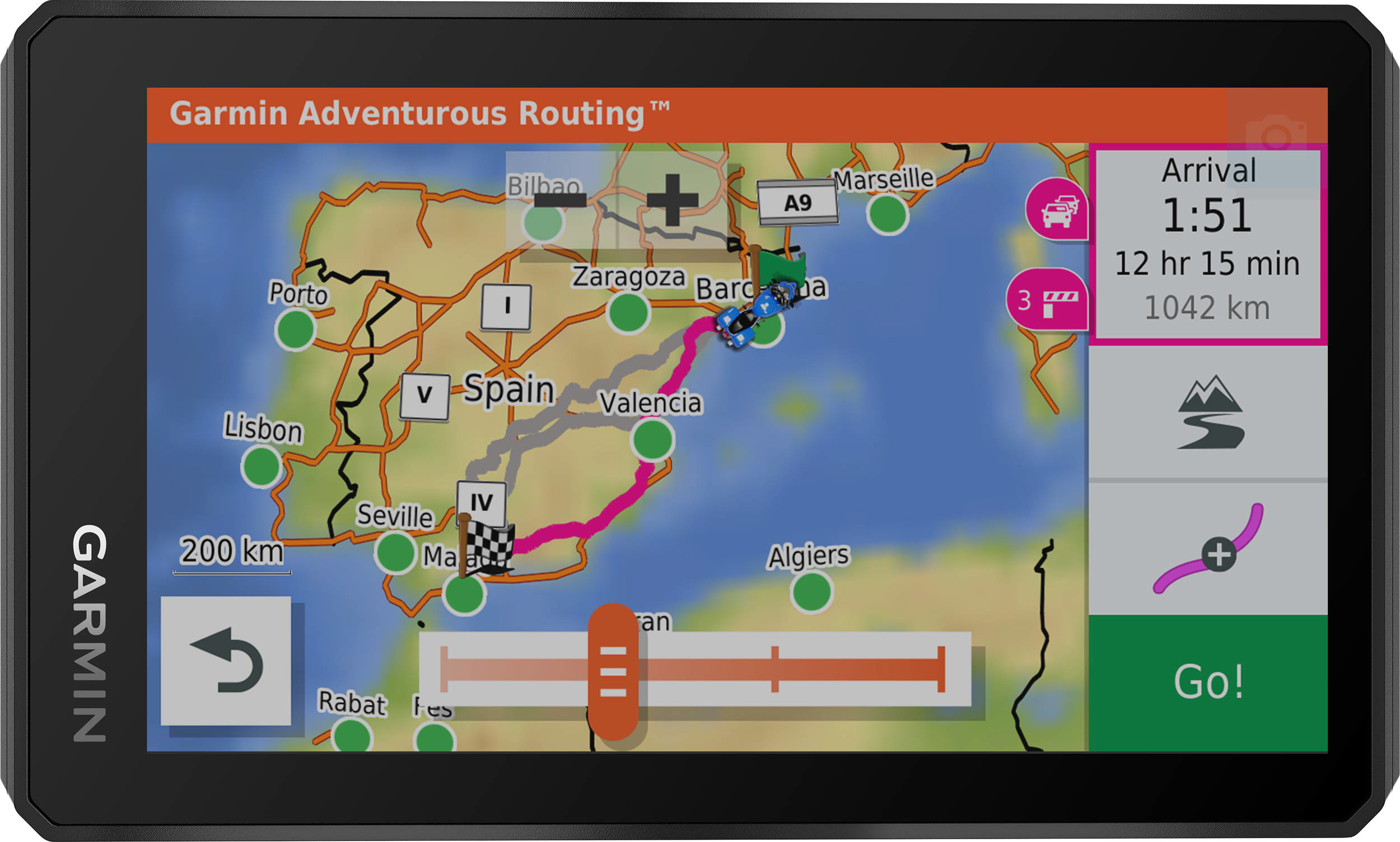 Un dispositivo GPS Garmin con un display mappa che mostra un percorso attraverso la Spagna e l'orario di arrivo.