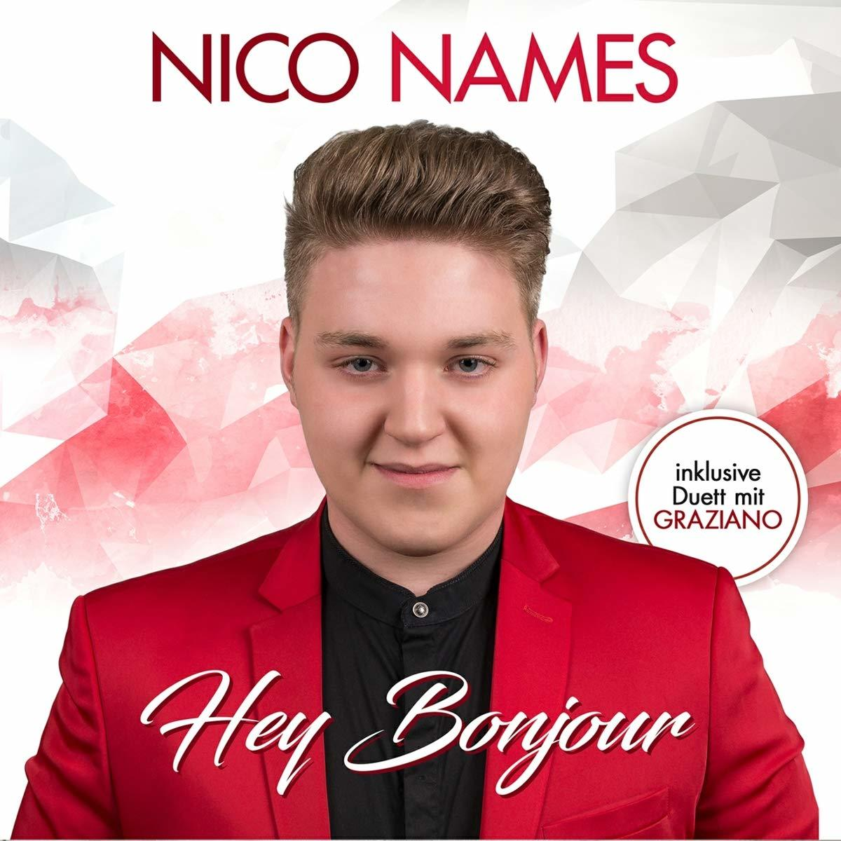 Ein Mann in roter Jacke mit Text 'Hey Bonjour' und dem Namen 'Nico Names'.