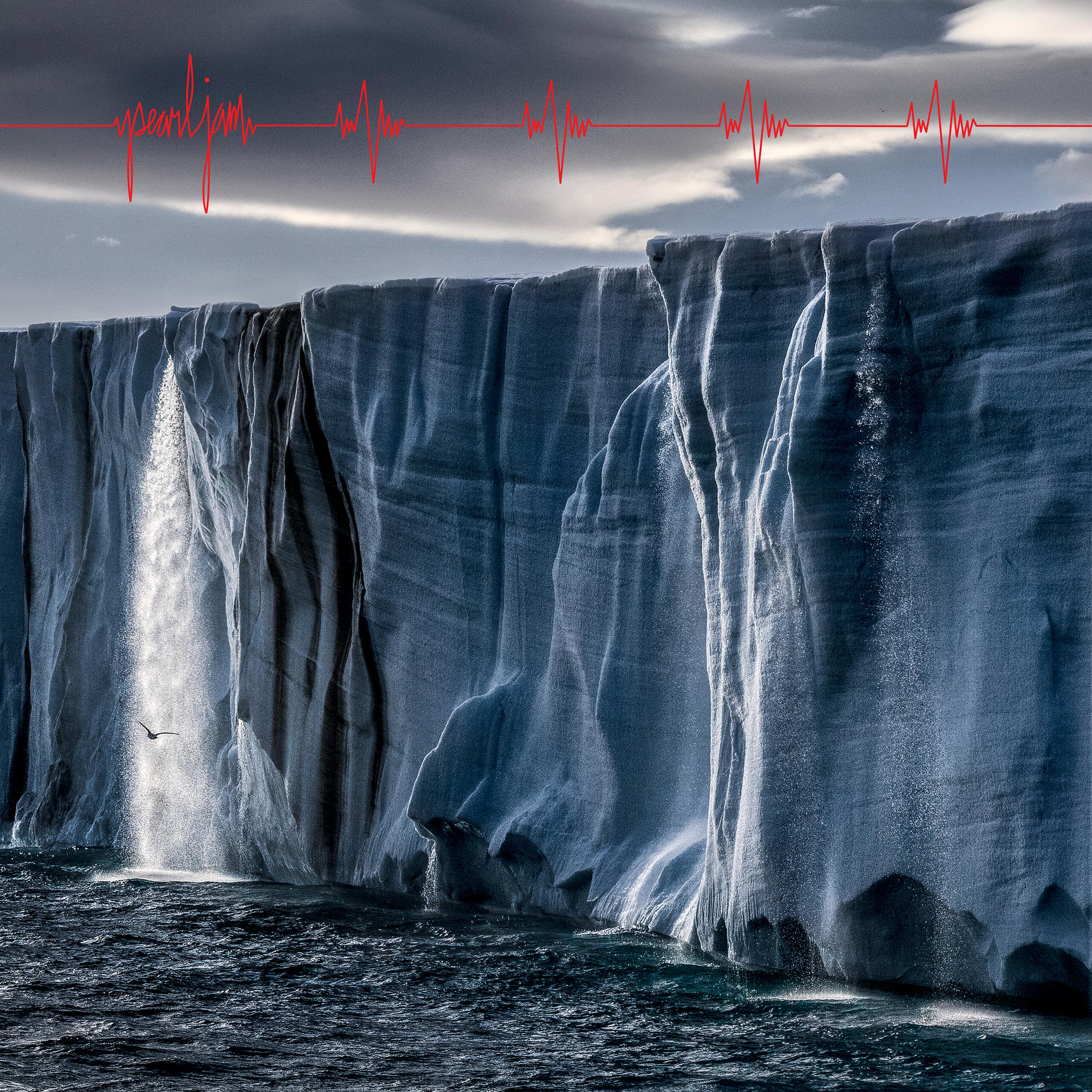 Une cascade dévalant un glacier avec une mer sombre en dessous. Lignes rouges de battements de cœur au-dessus.