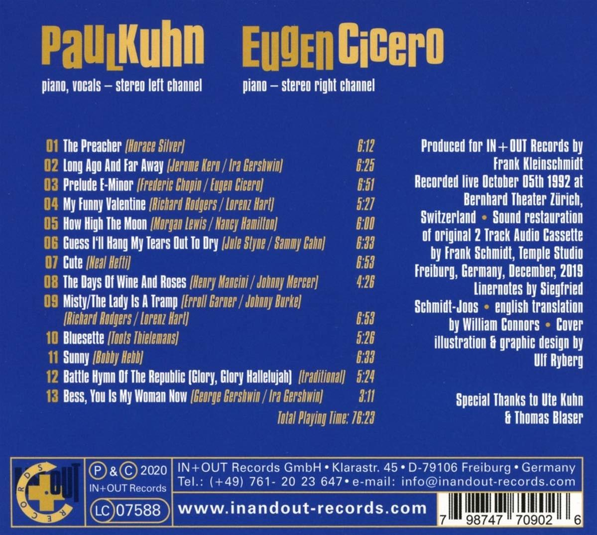 Rückseite einer CD-Hülle mit Titelliste und Text. Weißes und blaues Farbschema.
