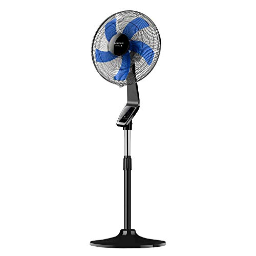 Un ventilador de pie negro y plateado con aspas azules. Tiene base redonda, altura ajustable y pantalla digital.