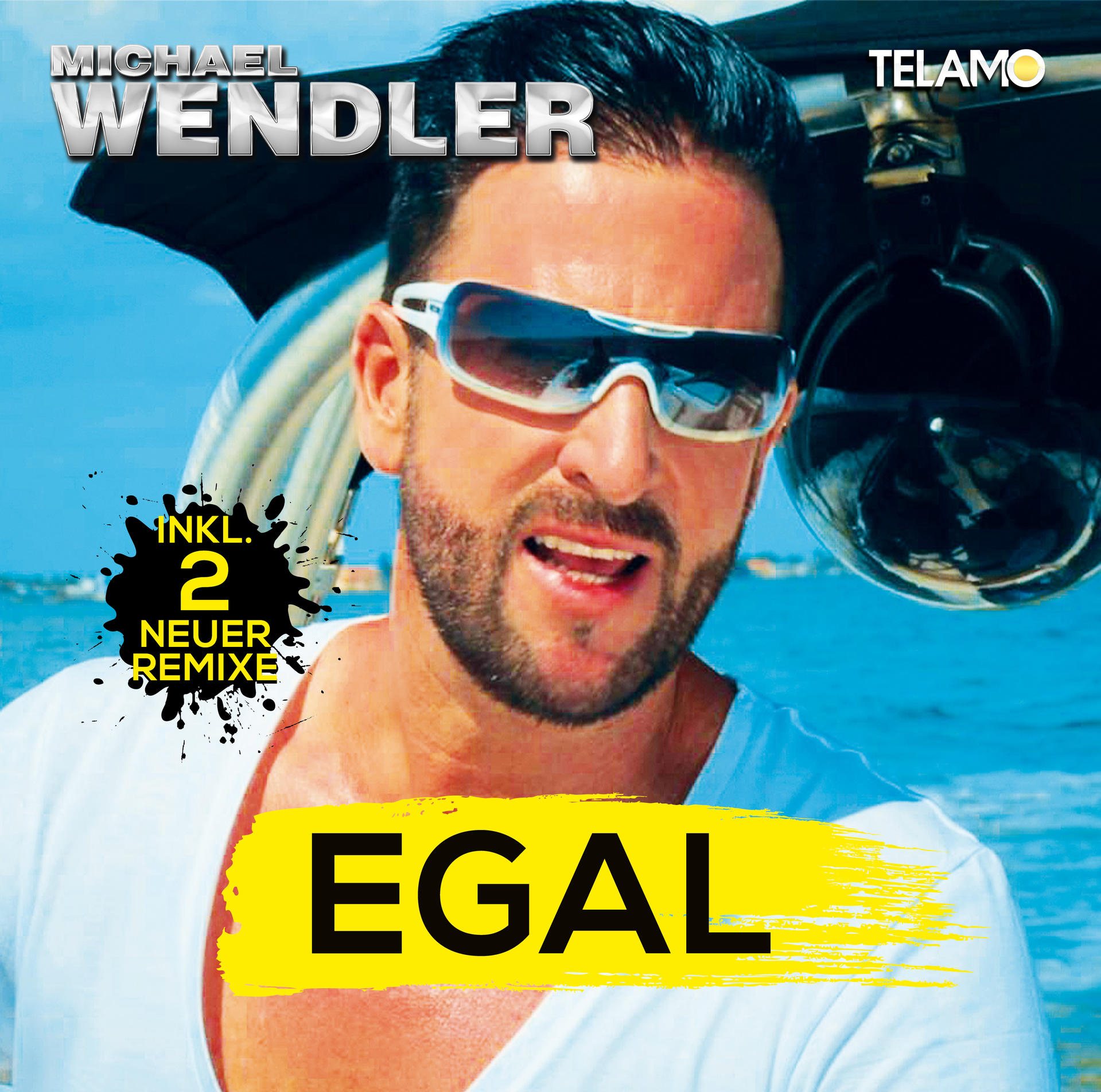 Mann mit Sonnenbrille. Titel: Egal. Text in Gelb. Blauer Wasserhintergrund. Helles Licht.