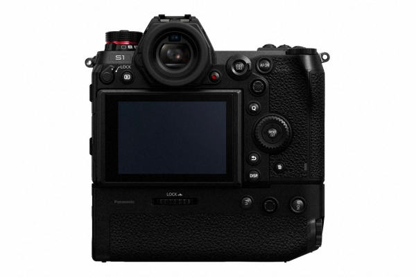 Schwarze Panasonic Lumix S1 Kamera Rückansicht. Mit Bildschirm, Knöpfen und Griff mit Schloss und Logo.