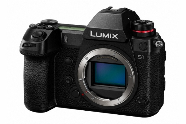 Schwarze Lumix S1 Kamera vor weißem Hintergrund, mit Objektivanschluss.